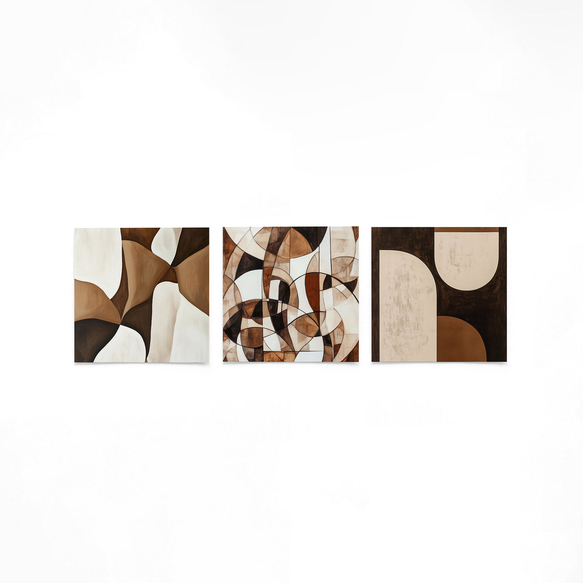 Drie vierkante posters met bruine abstracte vormen op een gebroken witte achtergrond