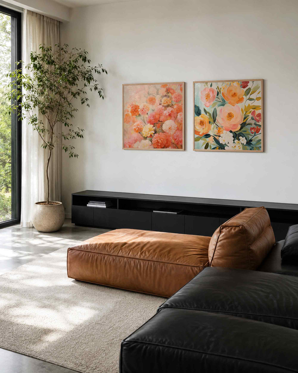 Interieurpresentatie van een tweedelige vierkante posterset met bloemen in zachte tinten