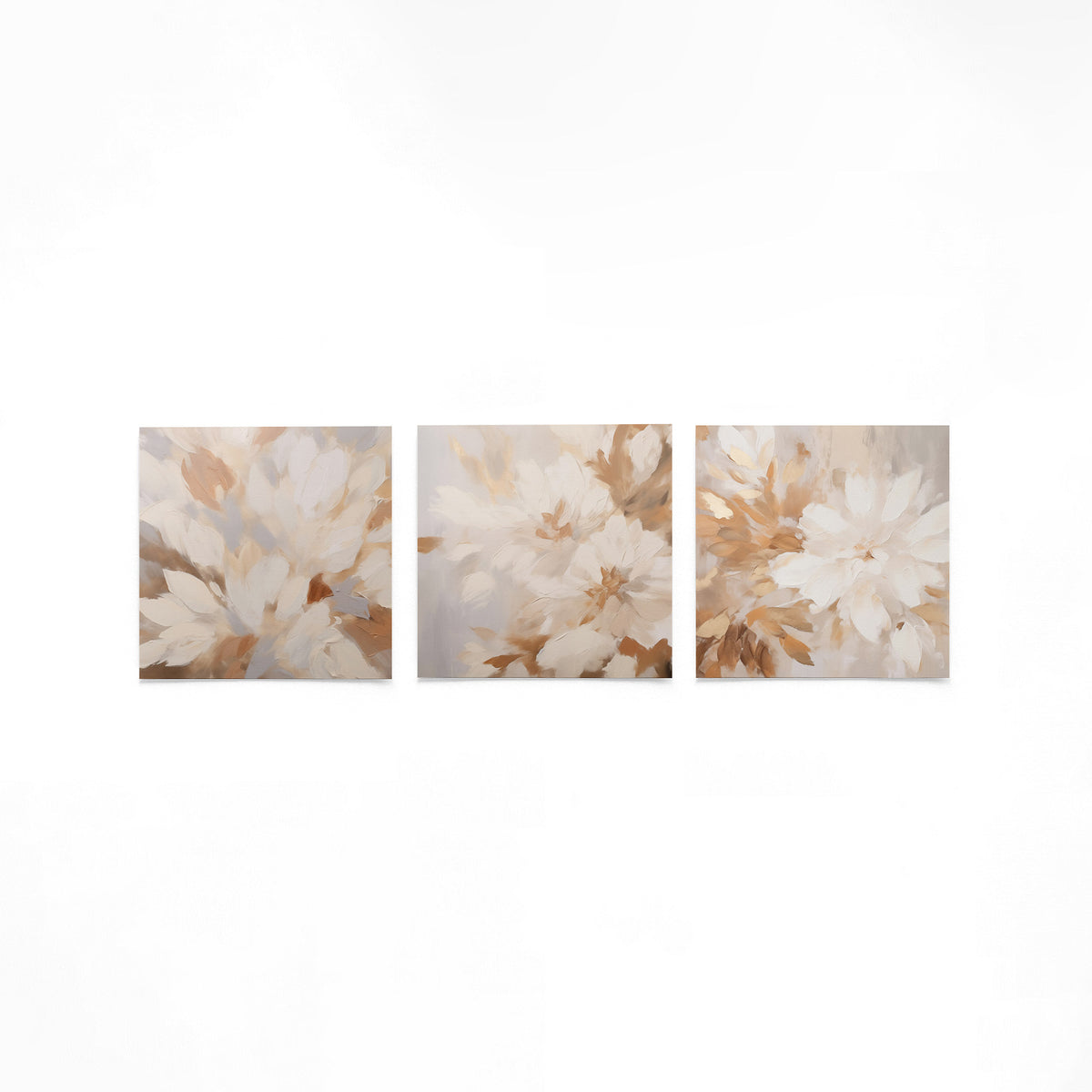 Drie vierkante posters met abstracte bloemen beige op een gebroken witte achtergrond