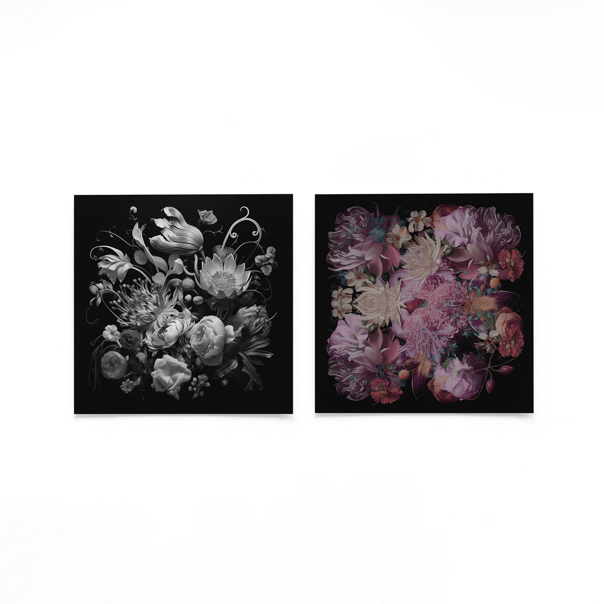 Twee vierkante posters met bloemen op zwarte achtergrond op een gebroken witte achtergrond