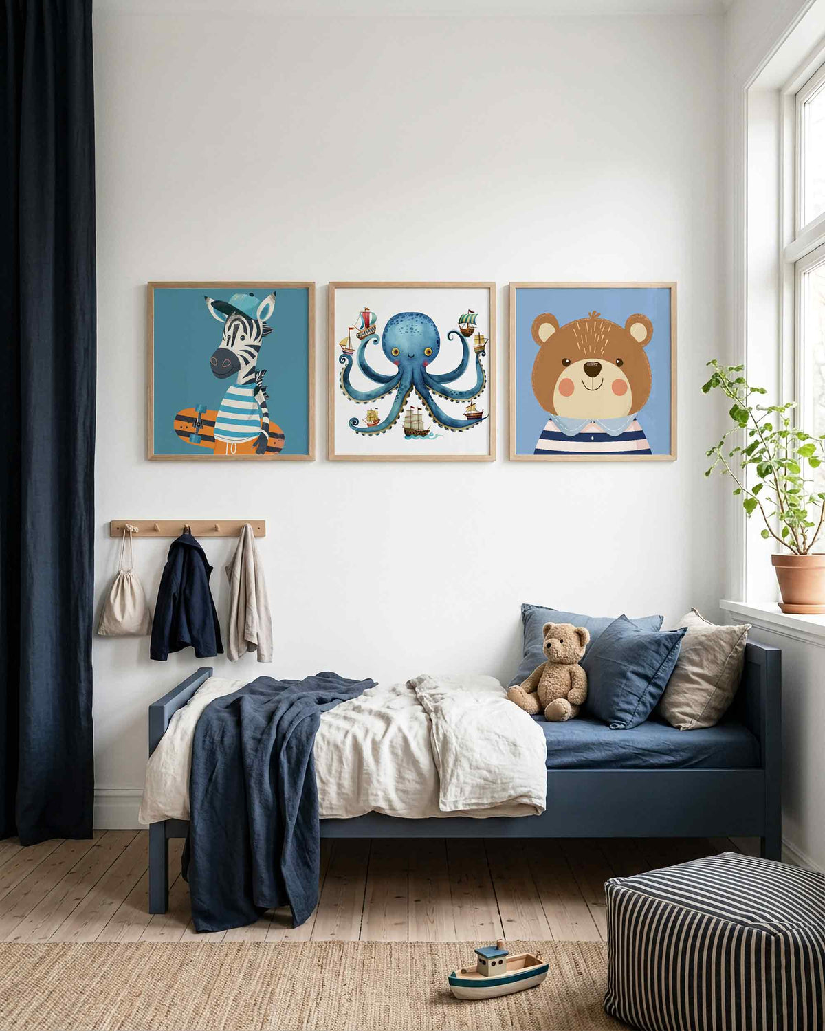 Interieurpresentatie van een driedelige vierkante posterset met dieren in avontuur