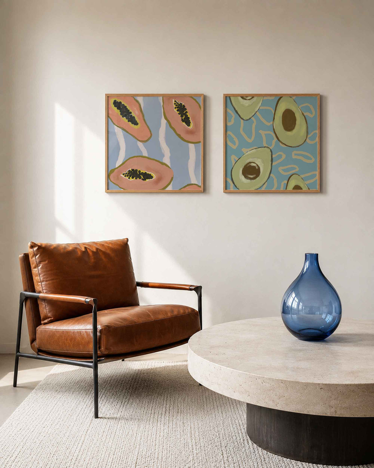 Interieurpresentatie van een tweedelige vierkante posterset met papaja en avocado