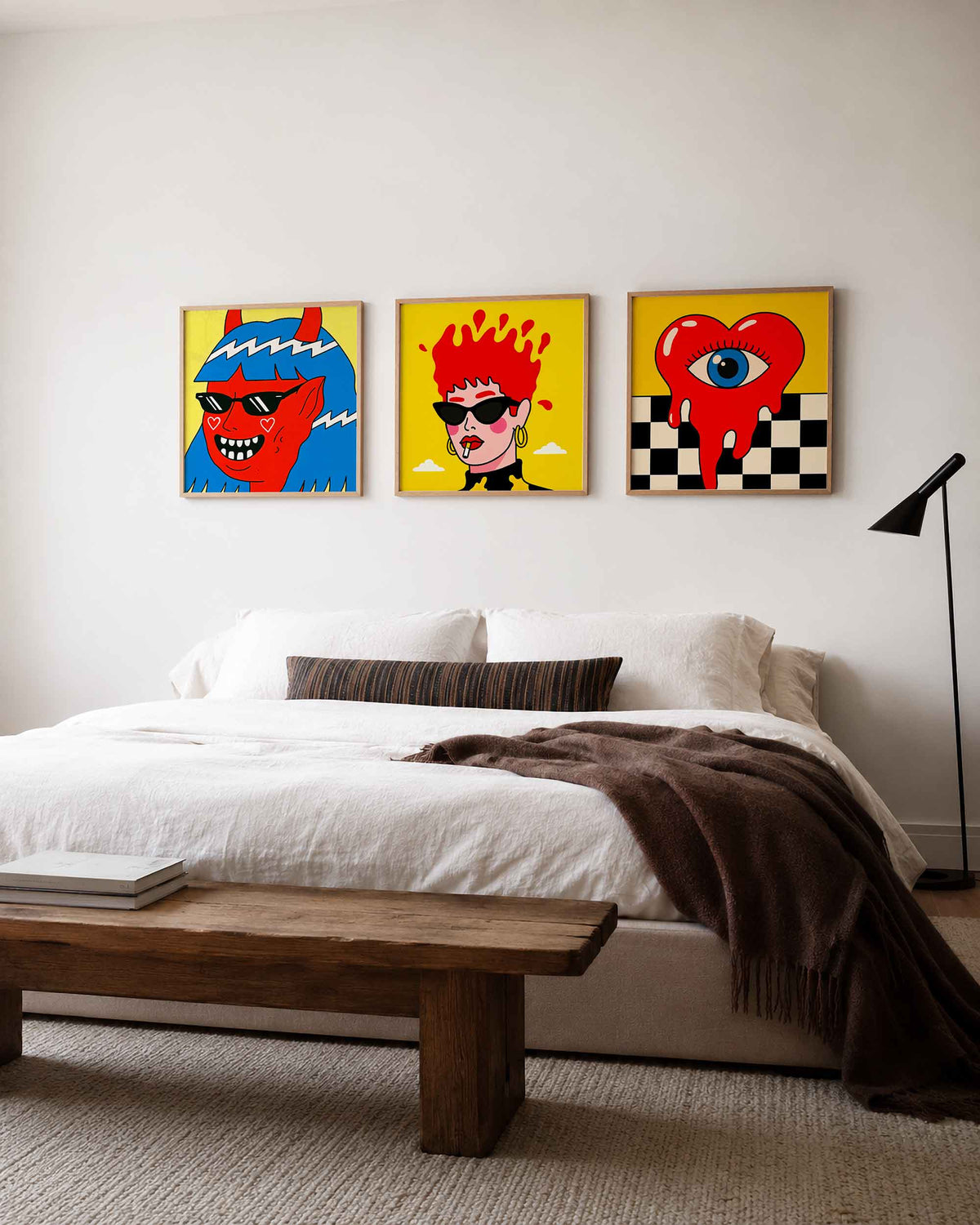 Interieurpresentatie van een driedelige vierkante posterset met popart portretten
