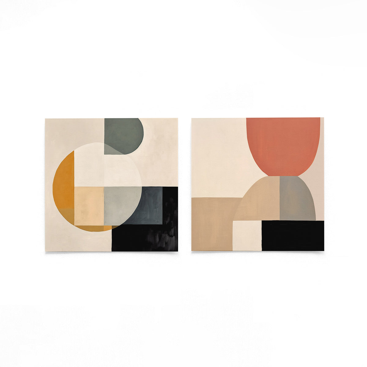 Twee vierkante posters met geometrische vormen op een gebroken witte achtergrond