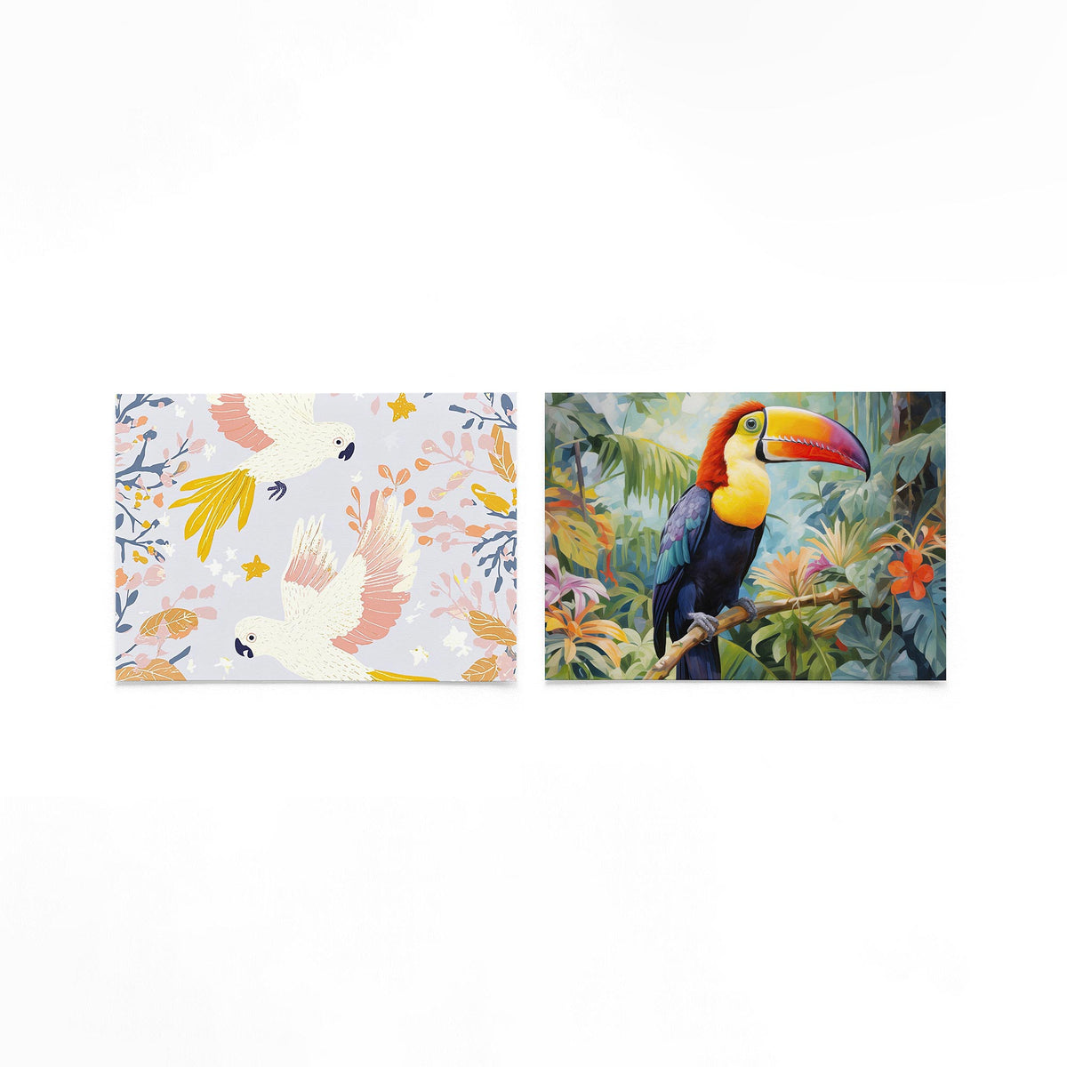 Twee liggende posters met witte vogels met gele staarten en roze vleugels tussen bladeren op een gebroken witte achtergrond