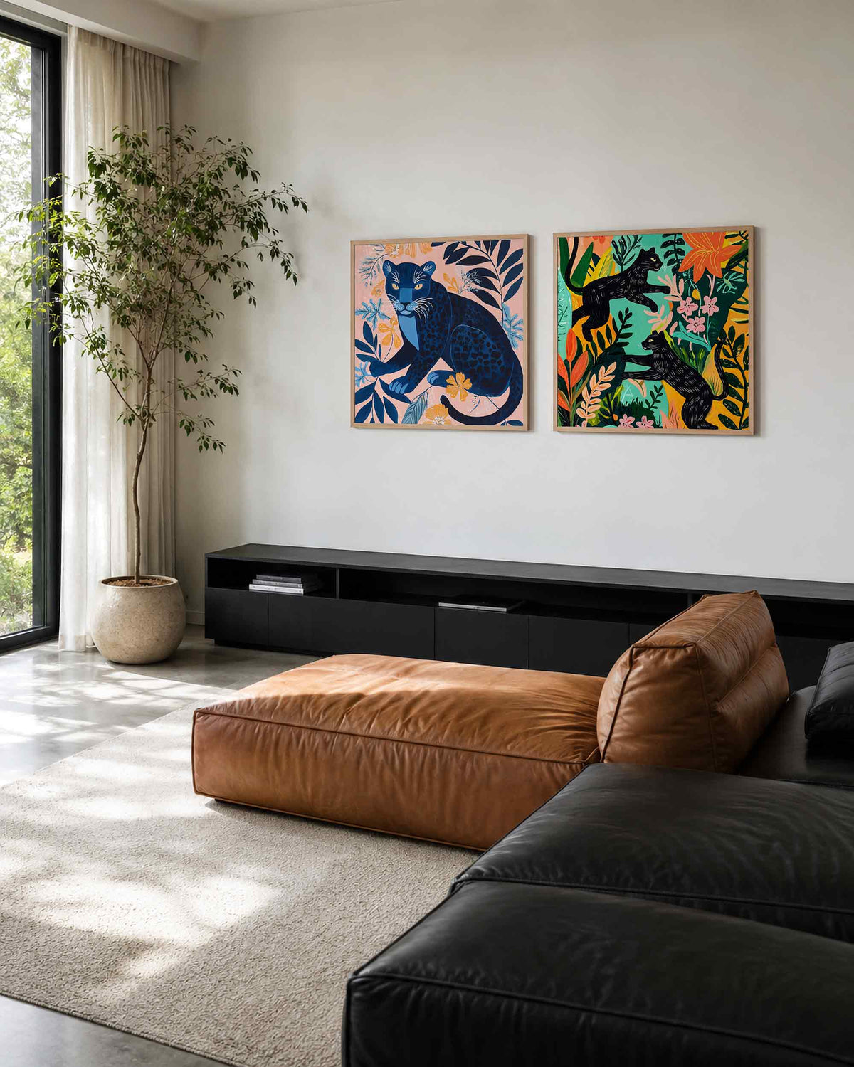 Interieurpresentatie van een tweedelige vierkante posterset met panters tussen bloemen