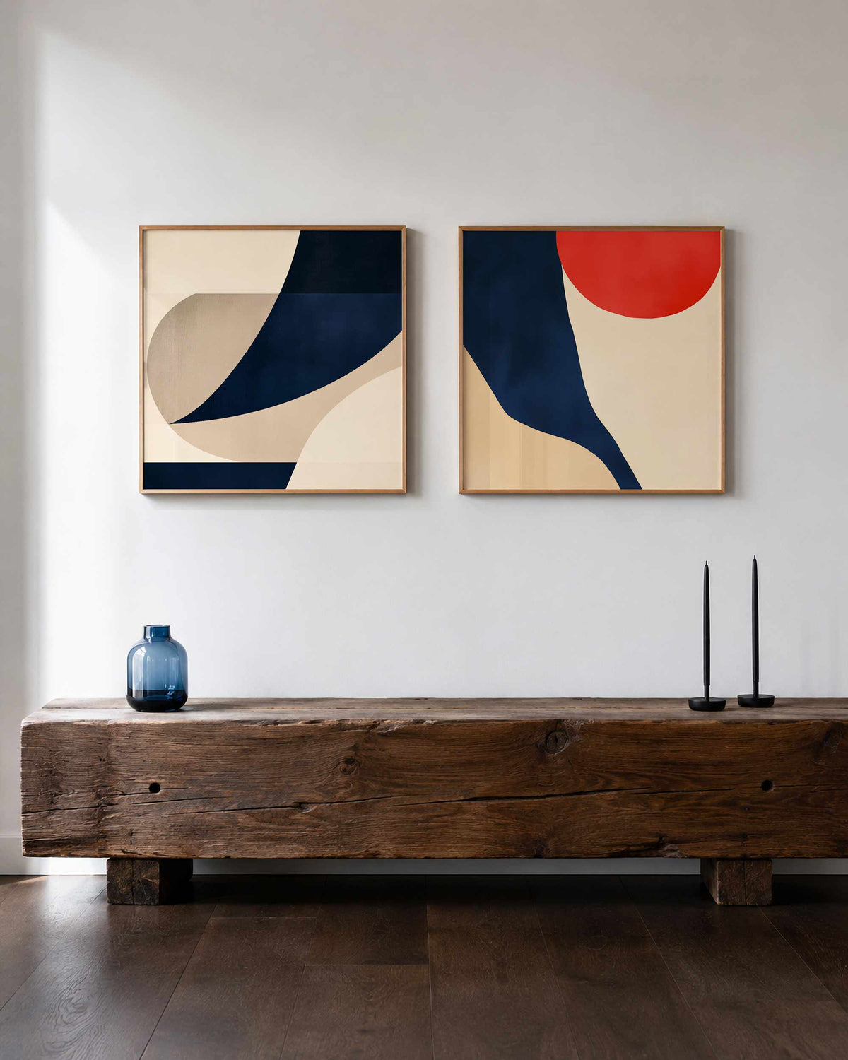 Interieurpresentatie van een tweedelige vierkante posterset met geometrische vormen