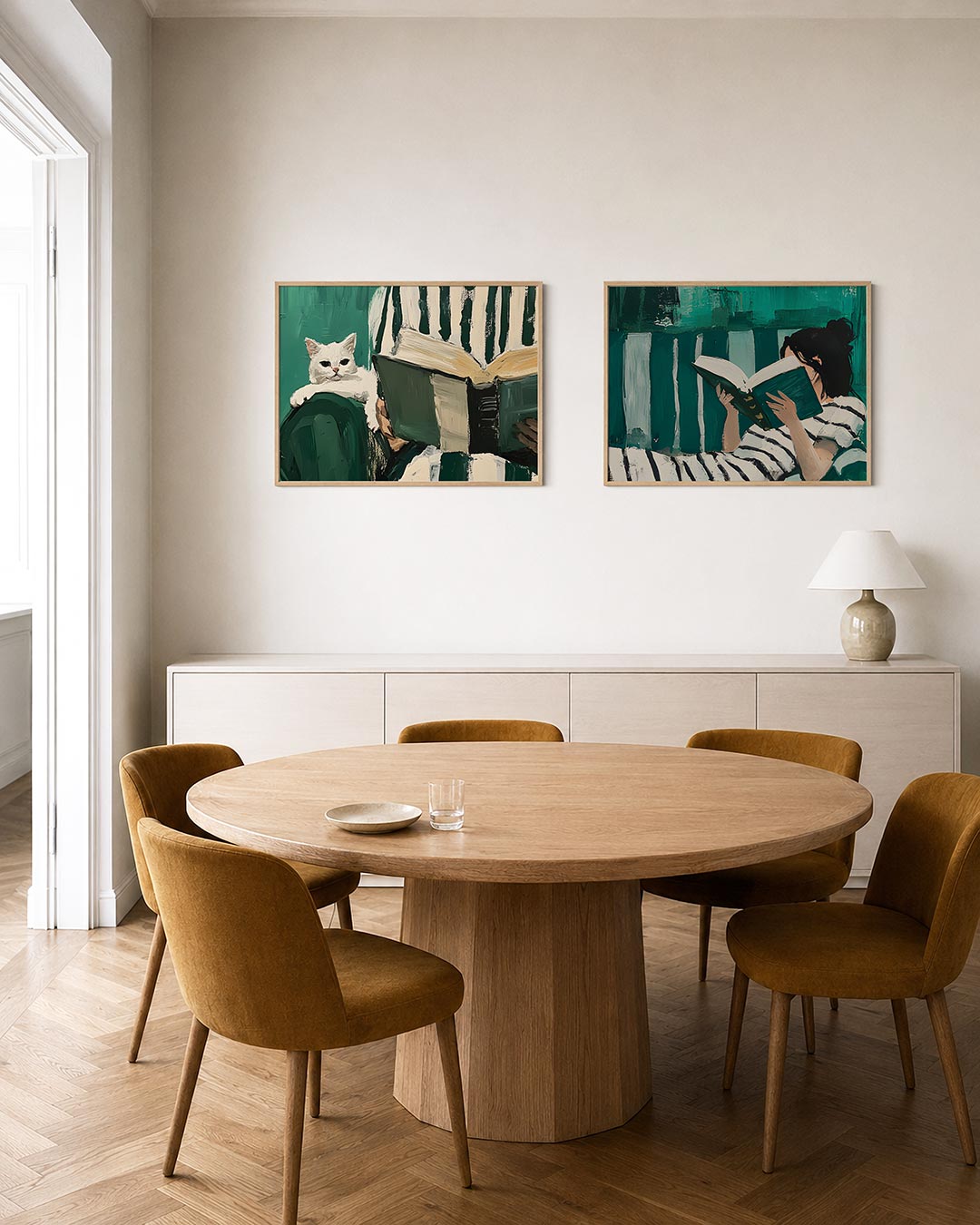 Twee liggende posters met een witte kat rust op een donkergroene achtergrond naast een open, aan de muur in een interieur