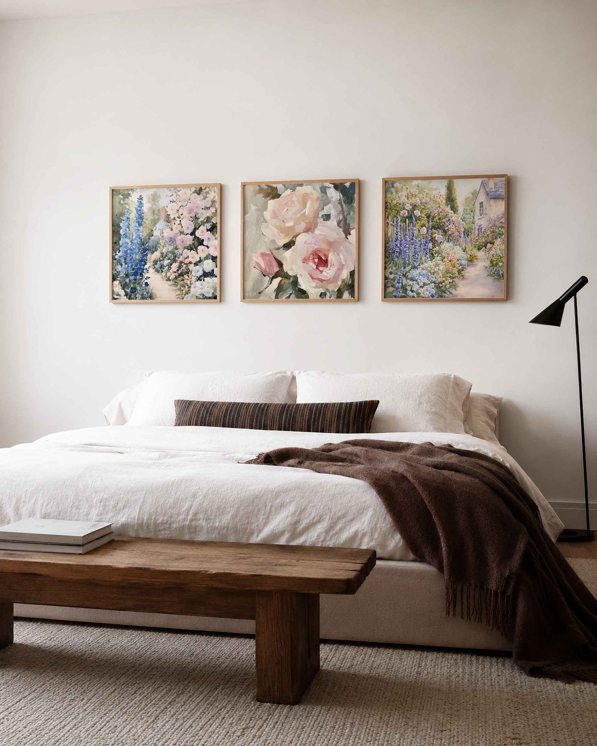Interieurpresentatie van een driedelige vierkante posterset met bloementuin met huis