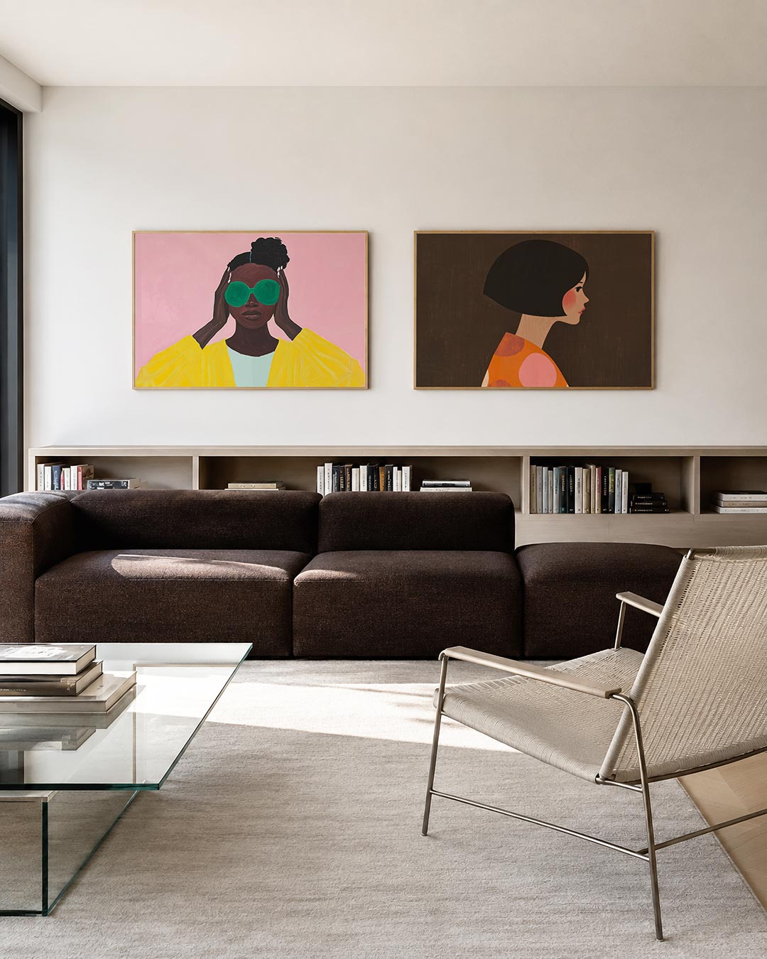 Twee liggende posters met een vrouw met grote groene brillenglazen en een gele jas, aan de muur in een interieur