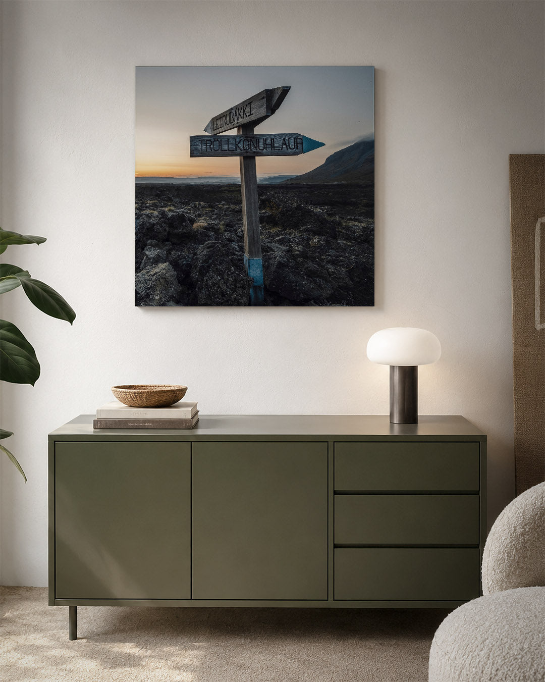 Wegwijzer in landschap Kunstwerk