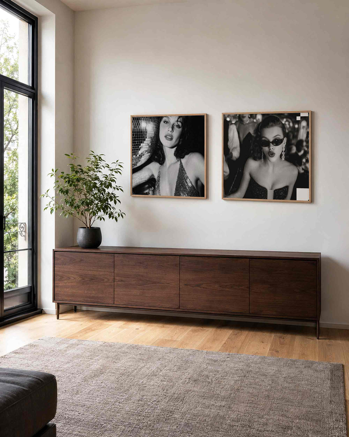 Interieurpresentatie van een tweedelige vierkante posterset met glamourportretten