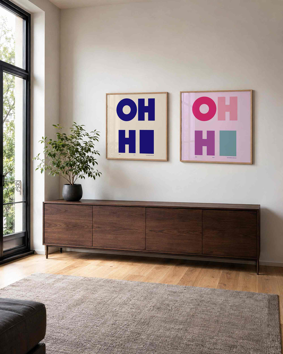 Interieurpresentatie van een tweedelige vierkante posterset met oh you tekst