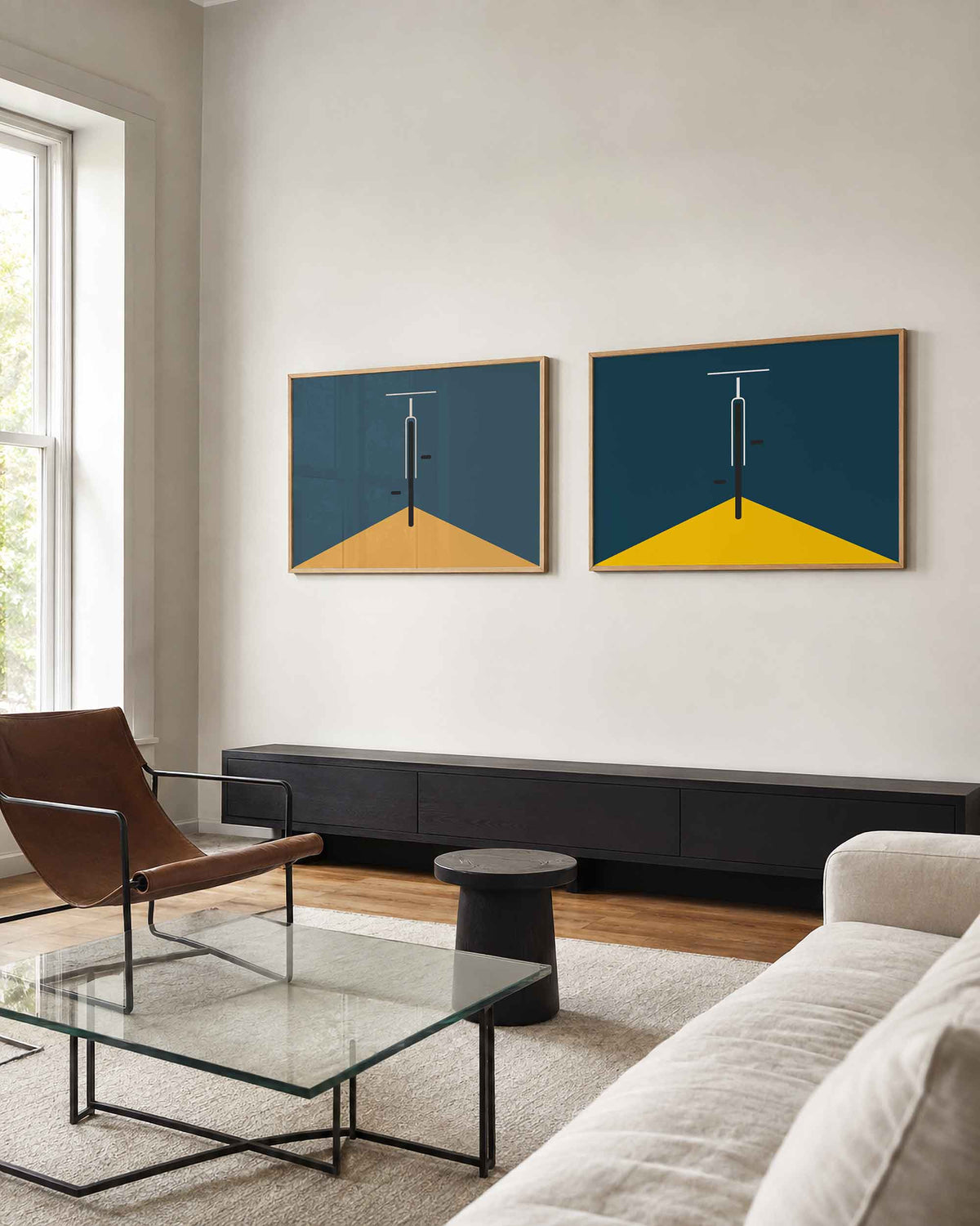 Interieurmockup van tweedelige landscape-posterset met deur in perspectief