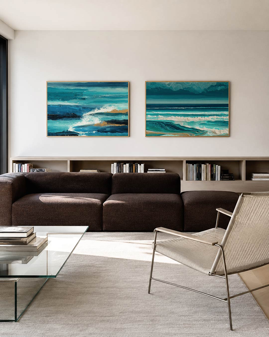 Twee liggende posters met blauwe en turquoise golven met gouden accenten, aan de muur in een interieur