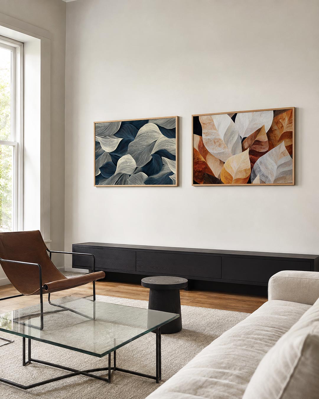 Tweedelige posterset met vloeiende lijnen in blauw en crème, die samen een dynamisch patroon vormen, getoond in een interieur