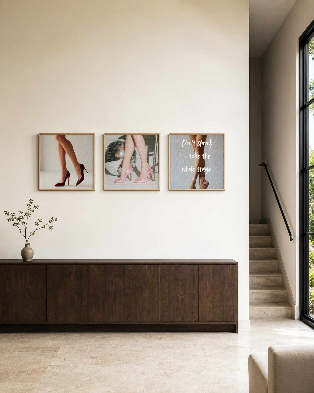 Interieurpresentatie van een driedelige vierkante posterset met schoenen en dans