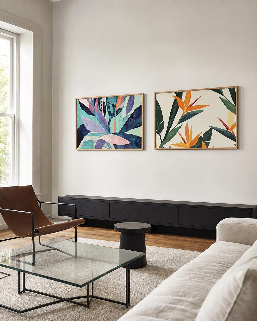 Twee liggende posters met organische vormen en zachte kleuren, aan de muur in een interieur