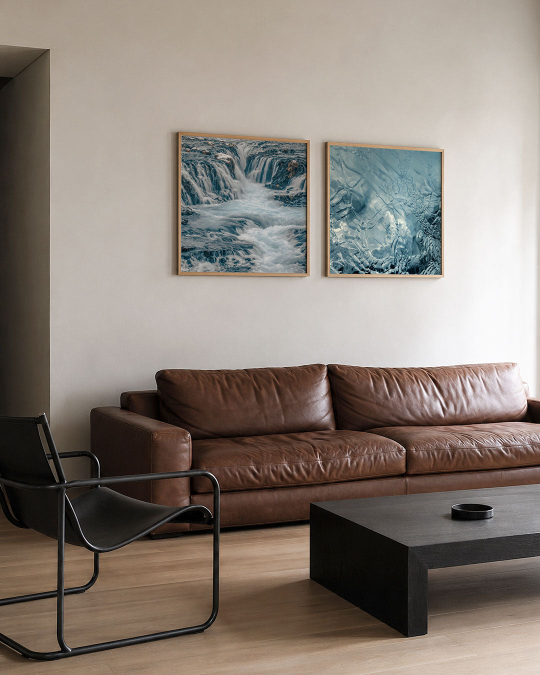 Interieur met vierkant fotografisch tweeluik waterval en ijsvormen – Gerald Emming