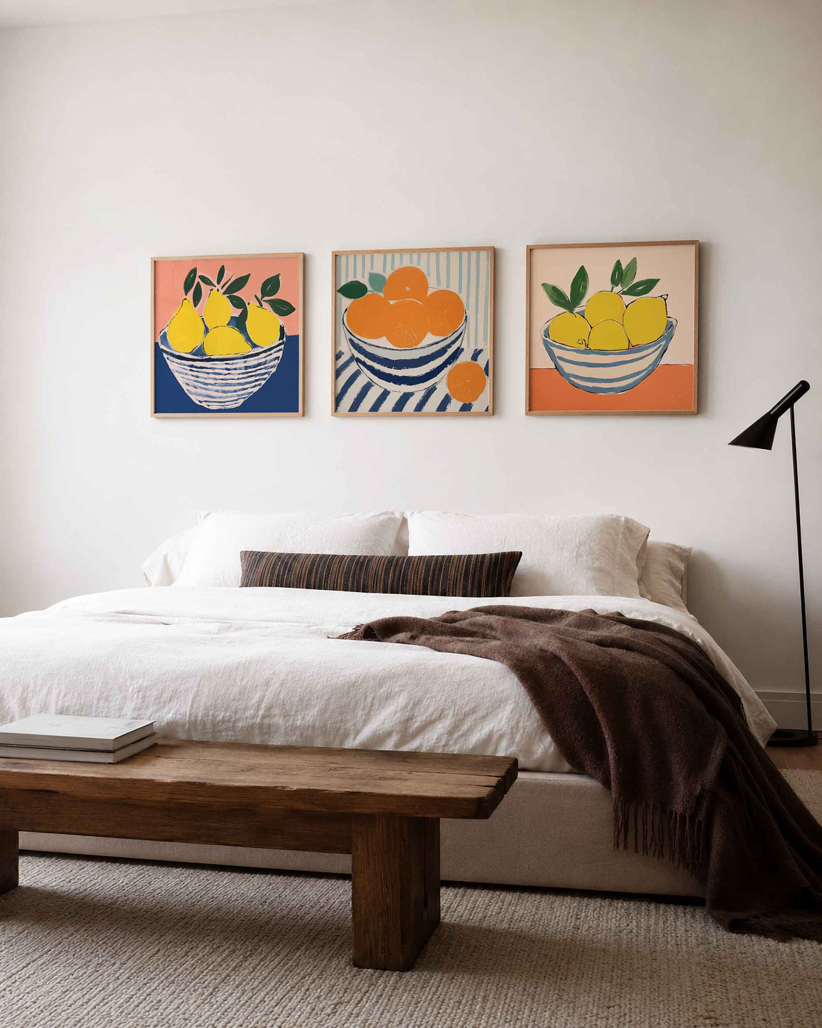 Interieurpresentatie van een driedelige vierkante posterset met fruitkommen