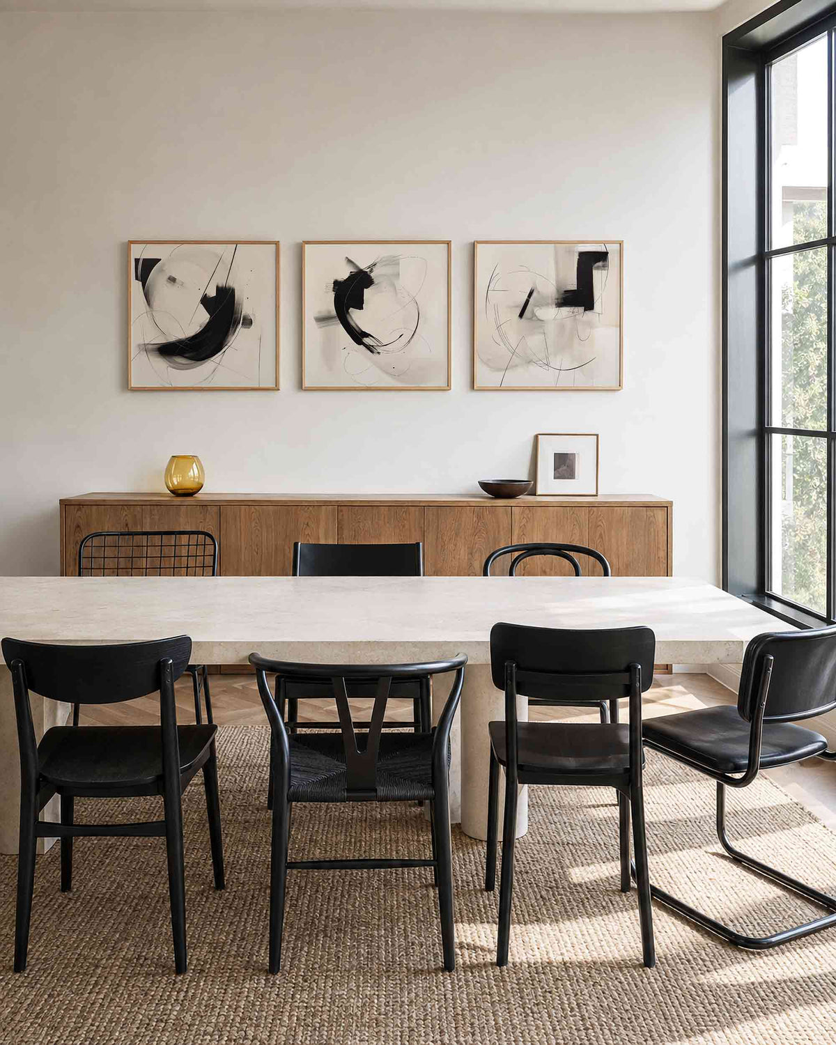 Interieurpresentatie van een driedelige vierkante posterset met abstracte zwart wit