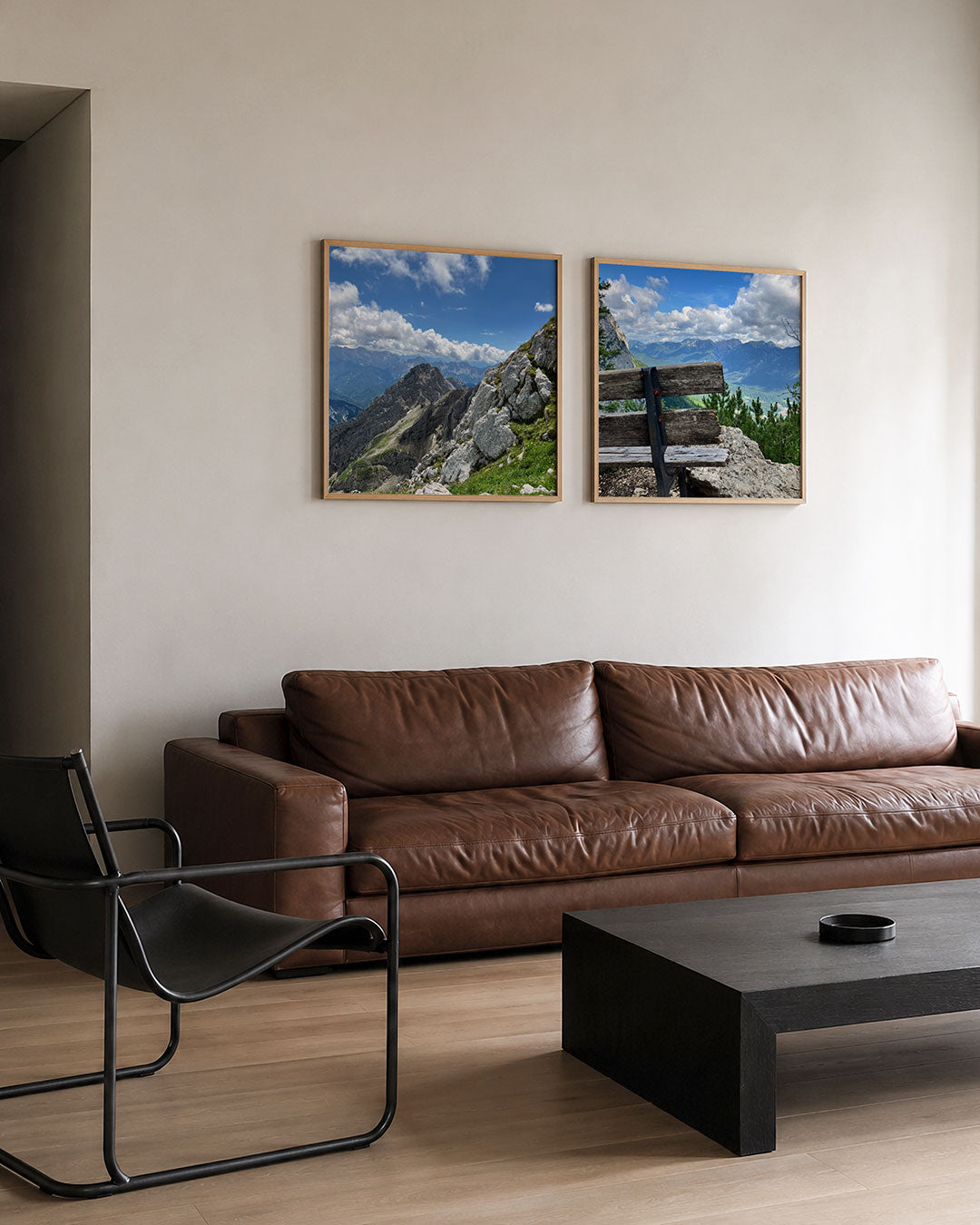 Interieur met vierkant fotografisch tweeluik berglucht en ver uitzicht – Gerald Emming