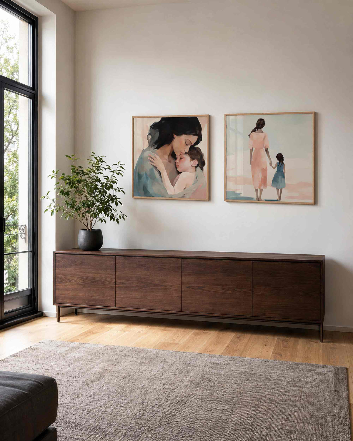Interieurpresentatie van een tweedelige vierkante posterset met moeder en dochter