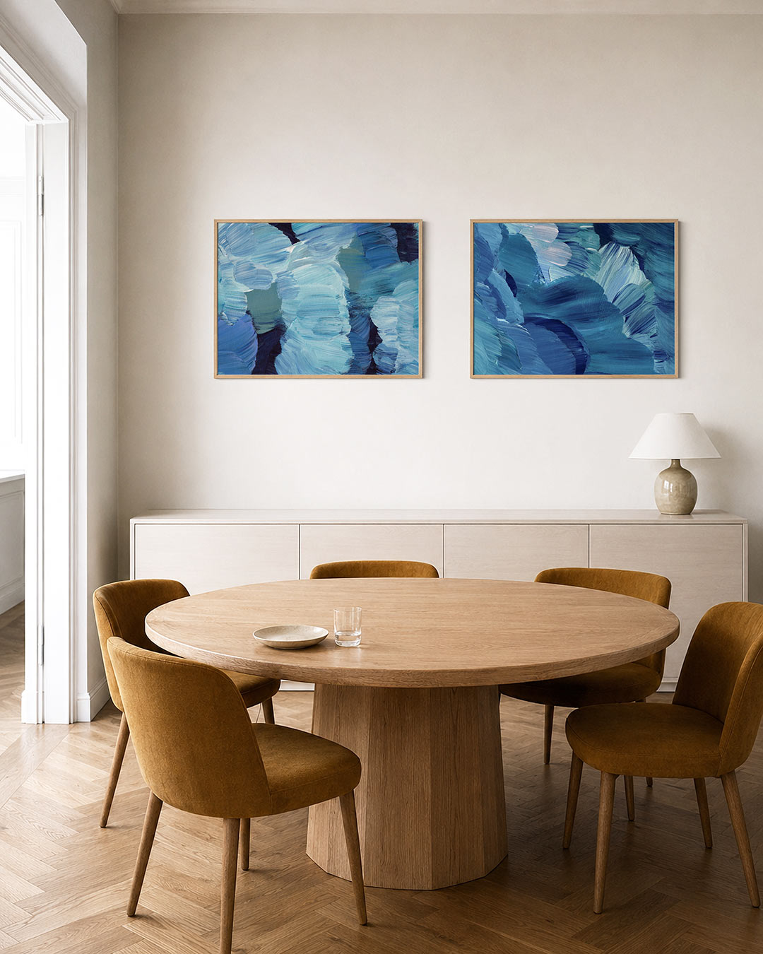 Twee liggende posters met deze tweedelige posterset heeft blauwe en groene borstelstreken, aan de muur in een interieur