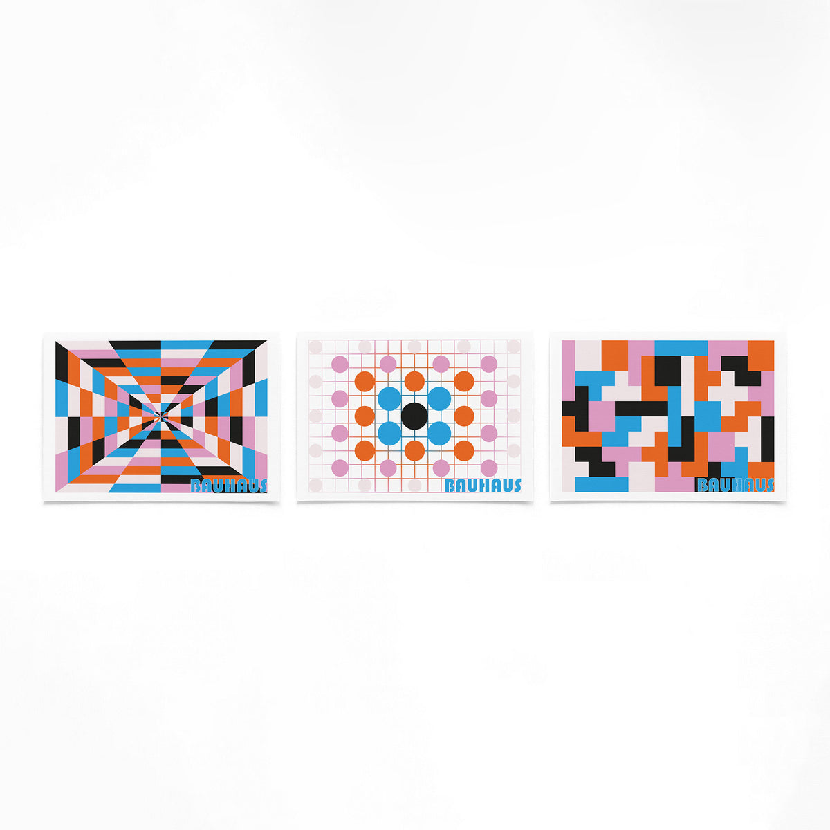 Drie landscape posters met kleurvlakken en rasterlijnen als vrijstaande productfoto