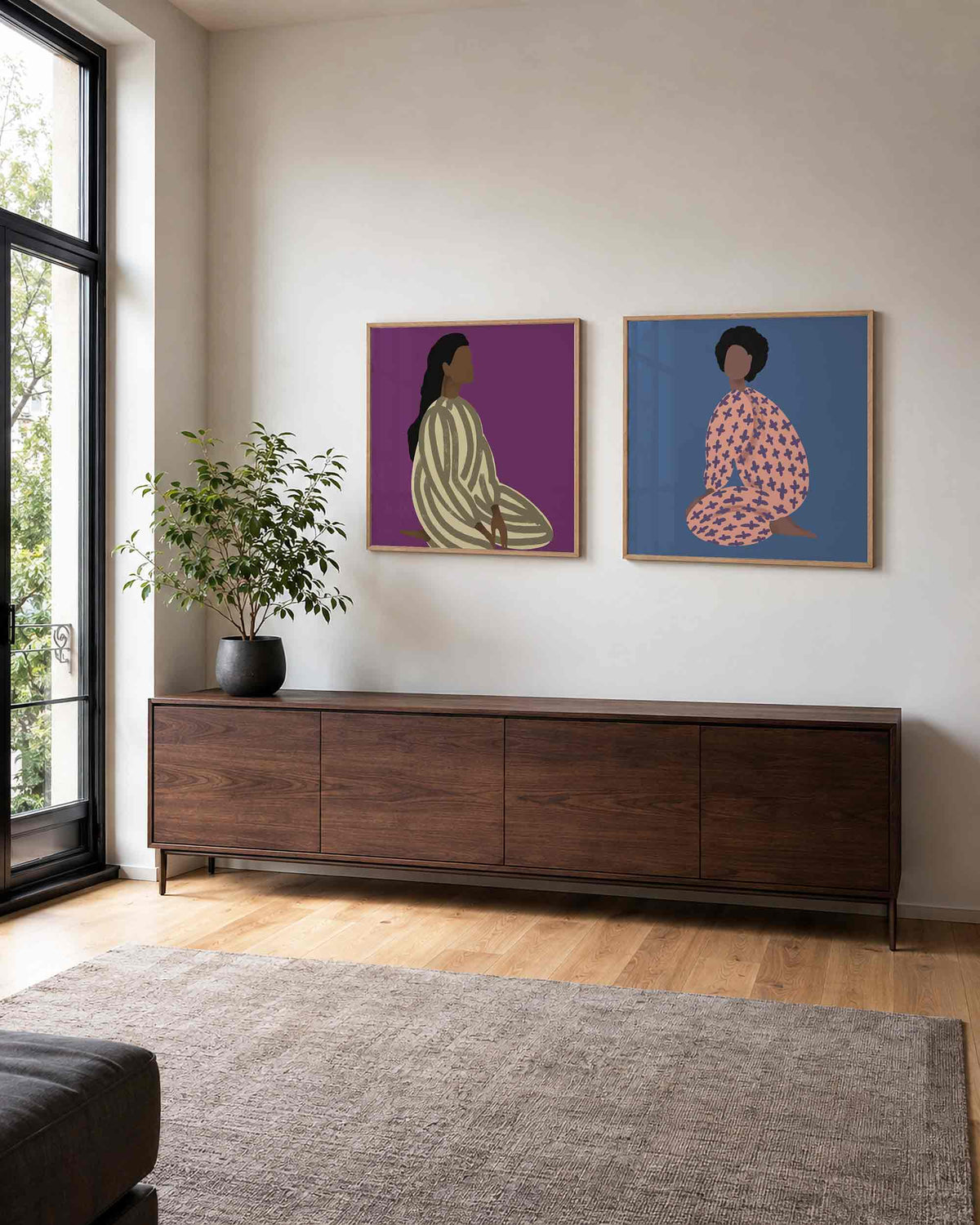 Interieurpresentatie van een tweedelige vierkante posterset met zittende vrouwen