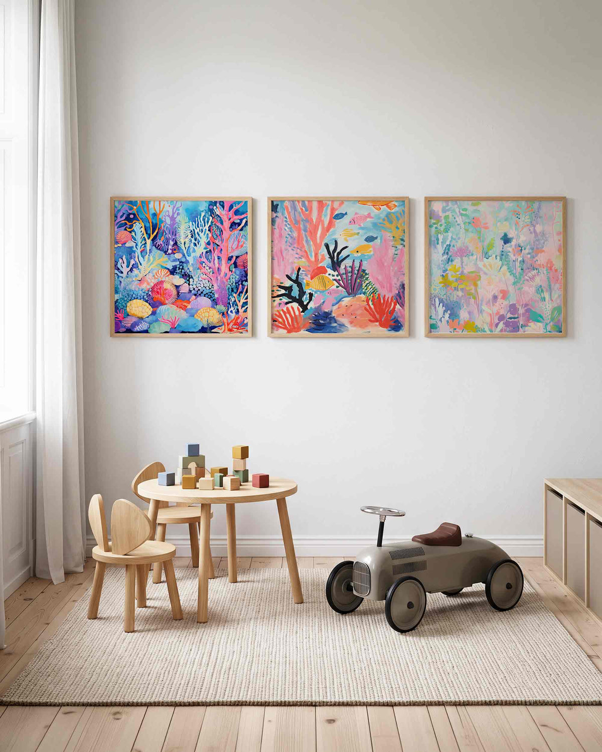 Interieurpresentatie van een driedelige vierkante posterset met kleurrijke onderwaterwereld