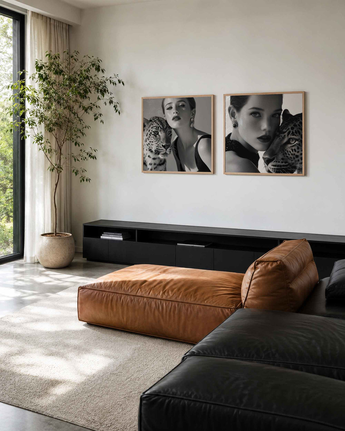 Interieurpresentatie van een tweedelige vierkante posterset met vrouw en luipaard