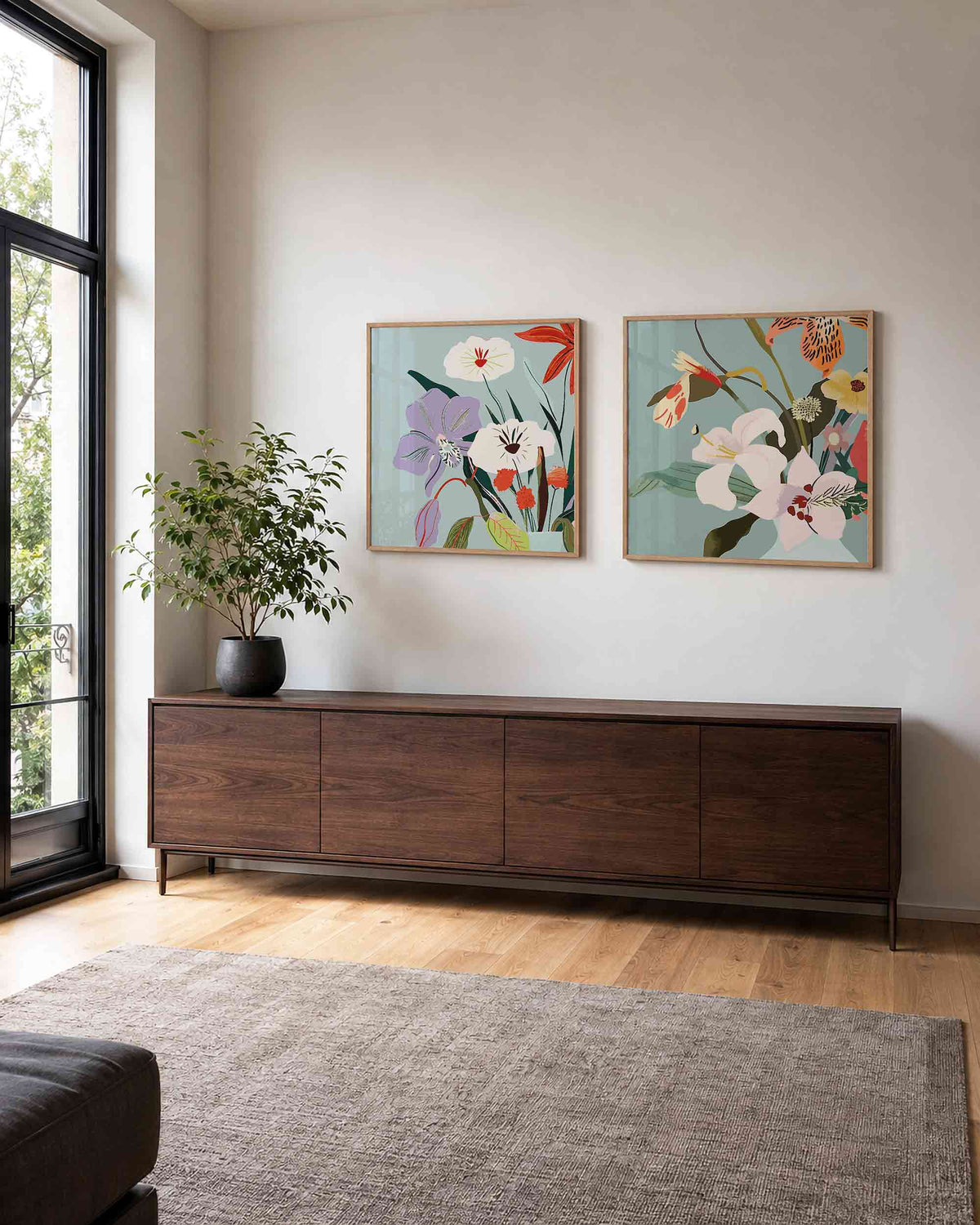 Interieurpresentatie van een tweedelige vierkante posterset met bloemen en orchideeën