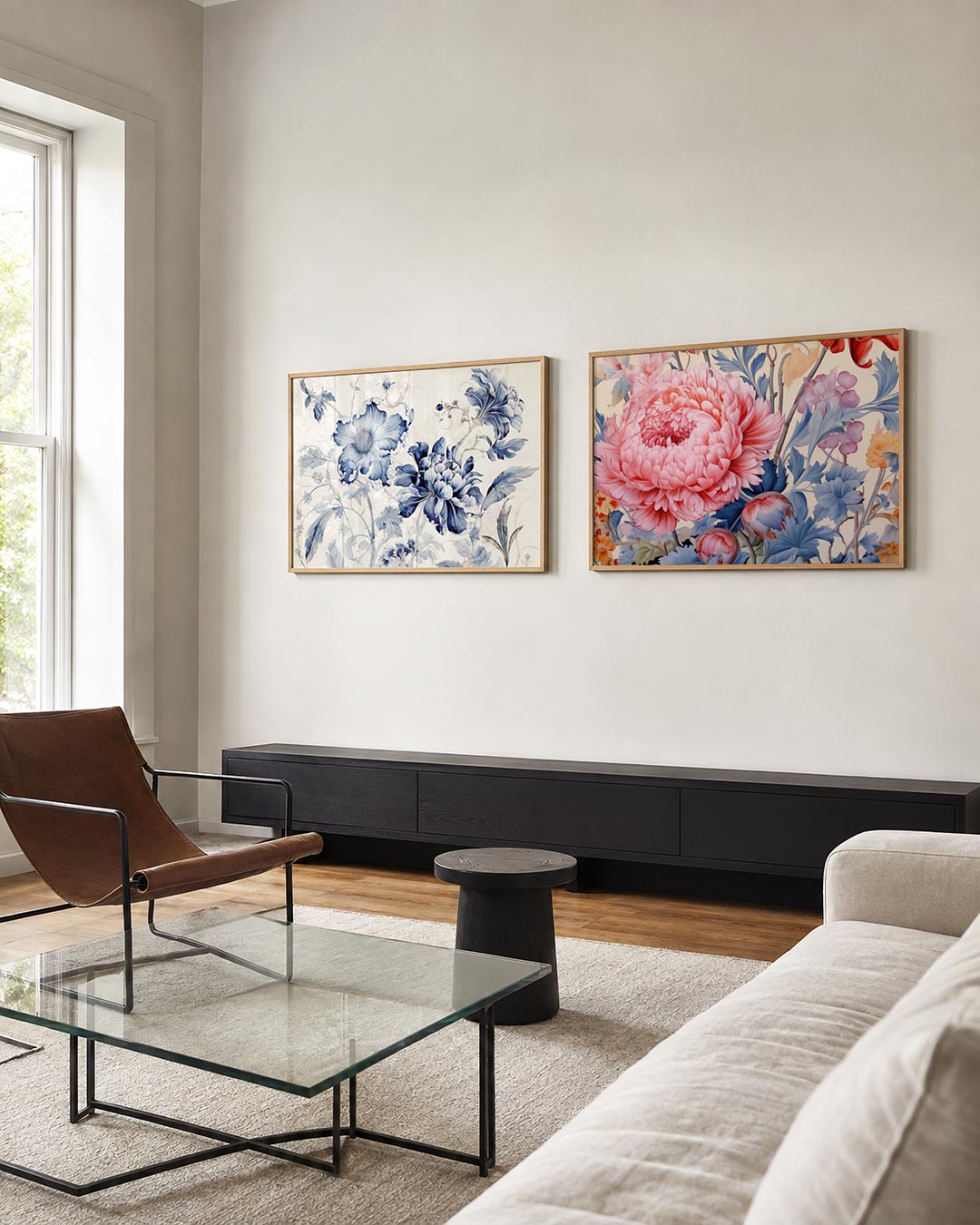 Interieurpresentatie van twee posters met delicate bloemen in blauw en wit, met sierlijke lijnen en vloeiende vormen