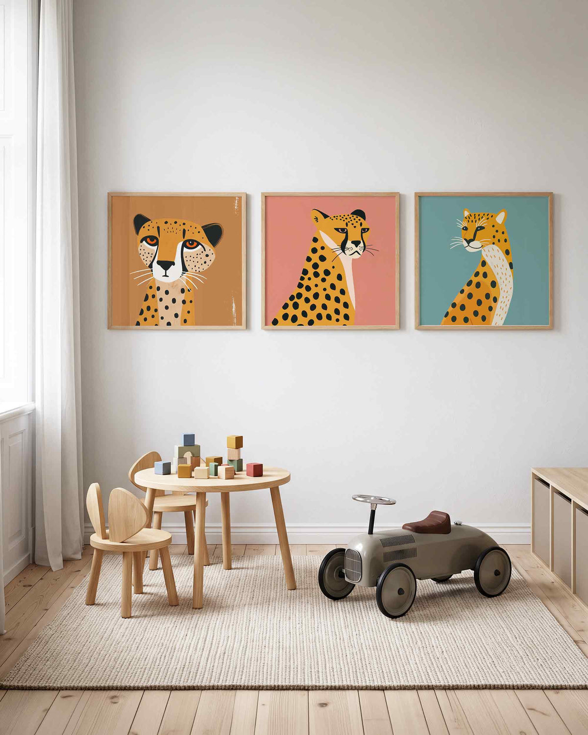 Interieurpresentatie van een driedelige vierkante posterset met gevlekte katachtigen