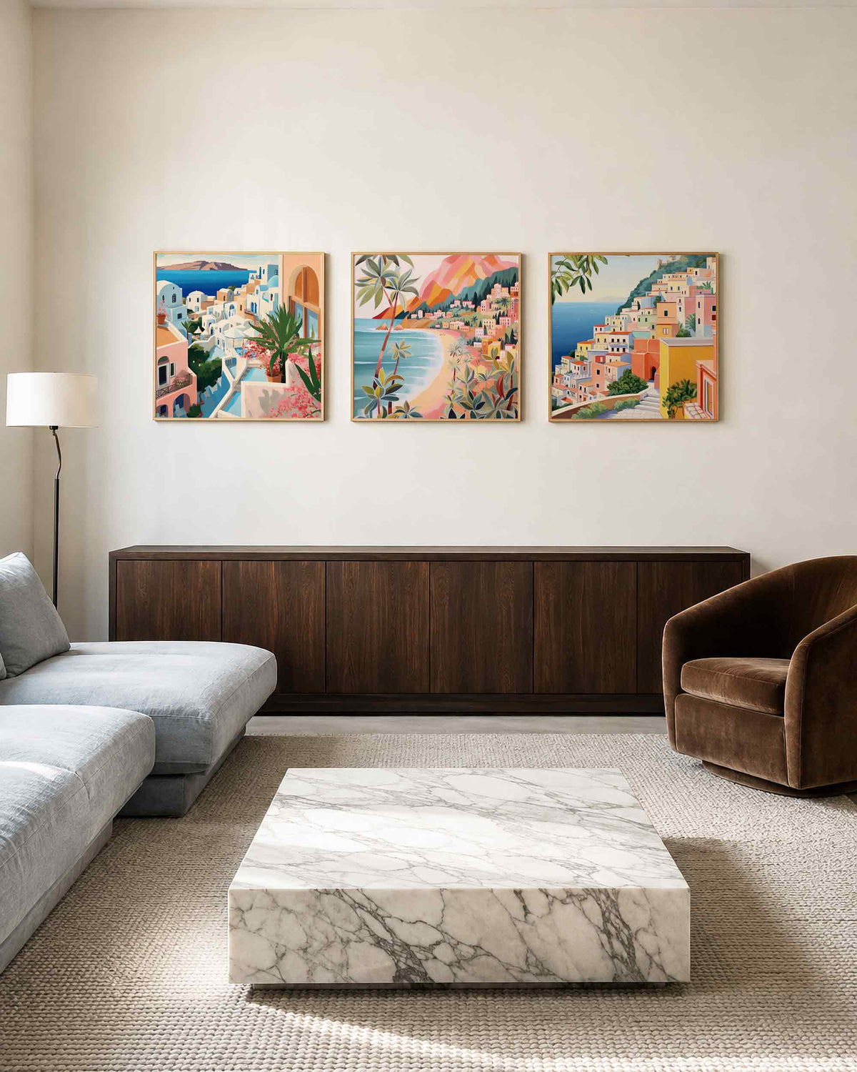 Interieurpresentatie van een driedelige vierkante posterset met mediterrane kustdorpen