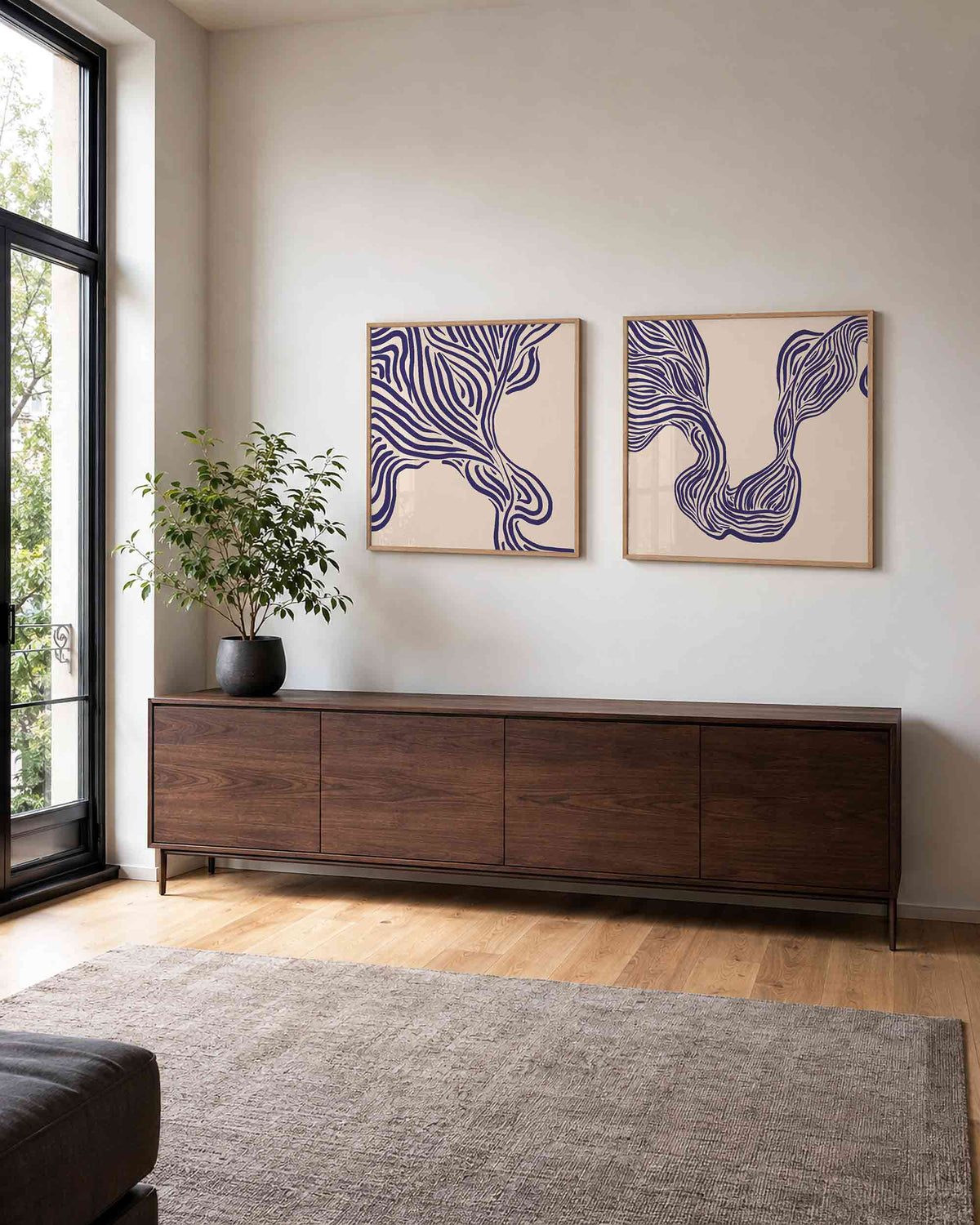 Interieurpresentatie van een tweedelige vierkante posterset met golvende lijnen