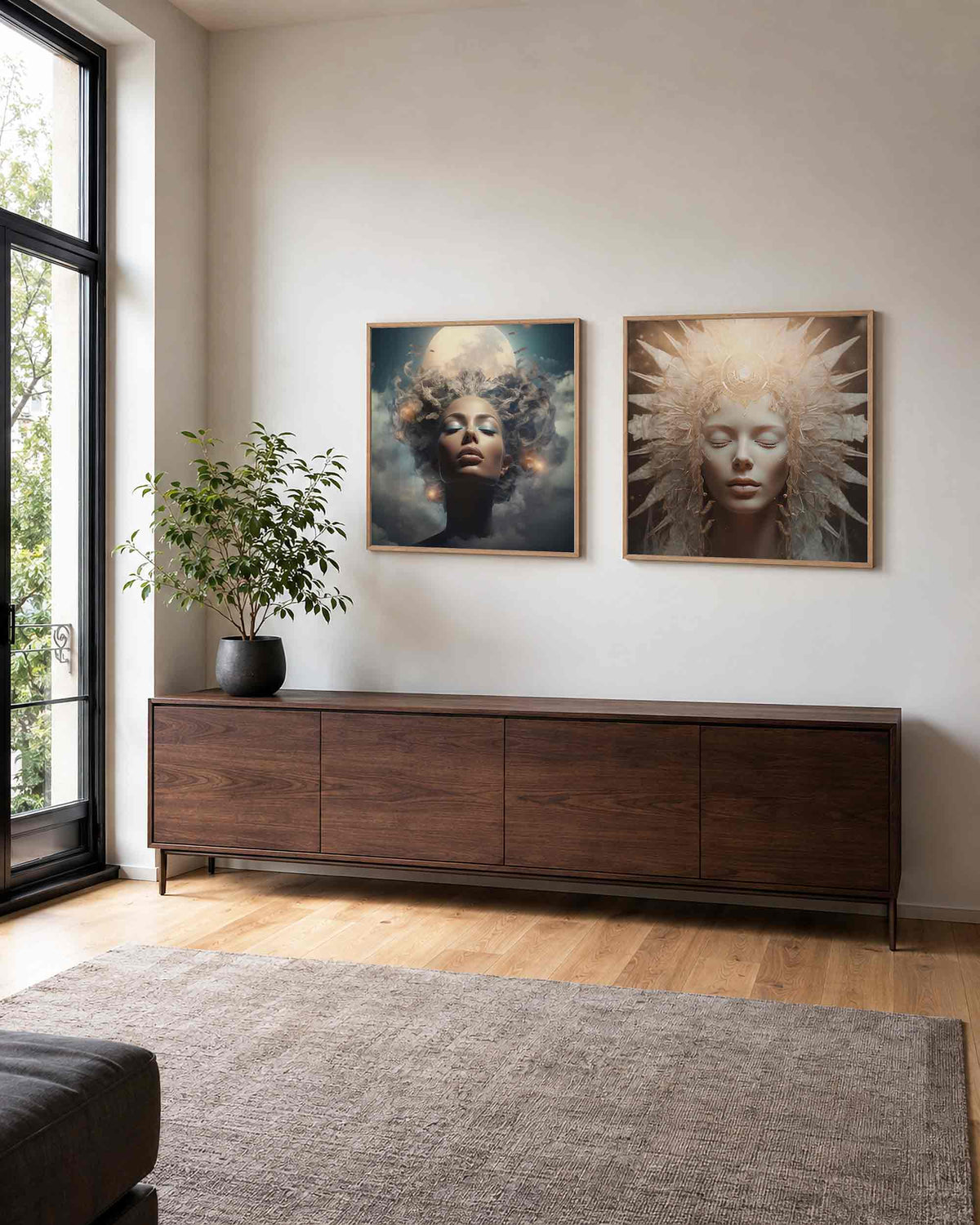 Interieurpresentatie van een tweedelige vierkante posterset met hemelse vrouwenportretten