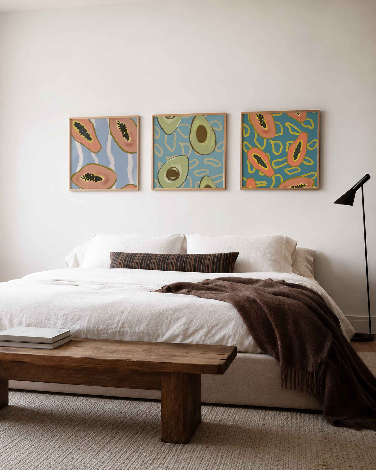 Interieurpresentatie van een driedelige vierkante posterset met papaja en avocado