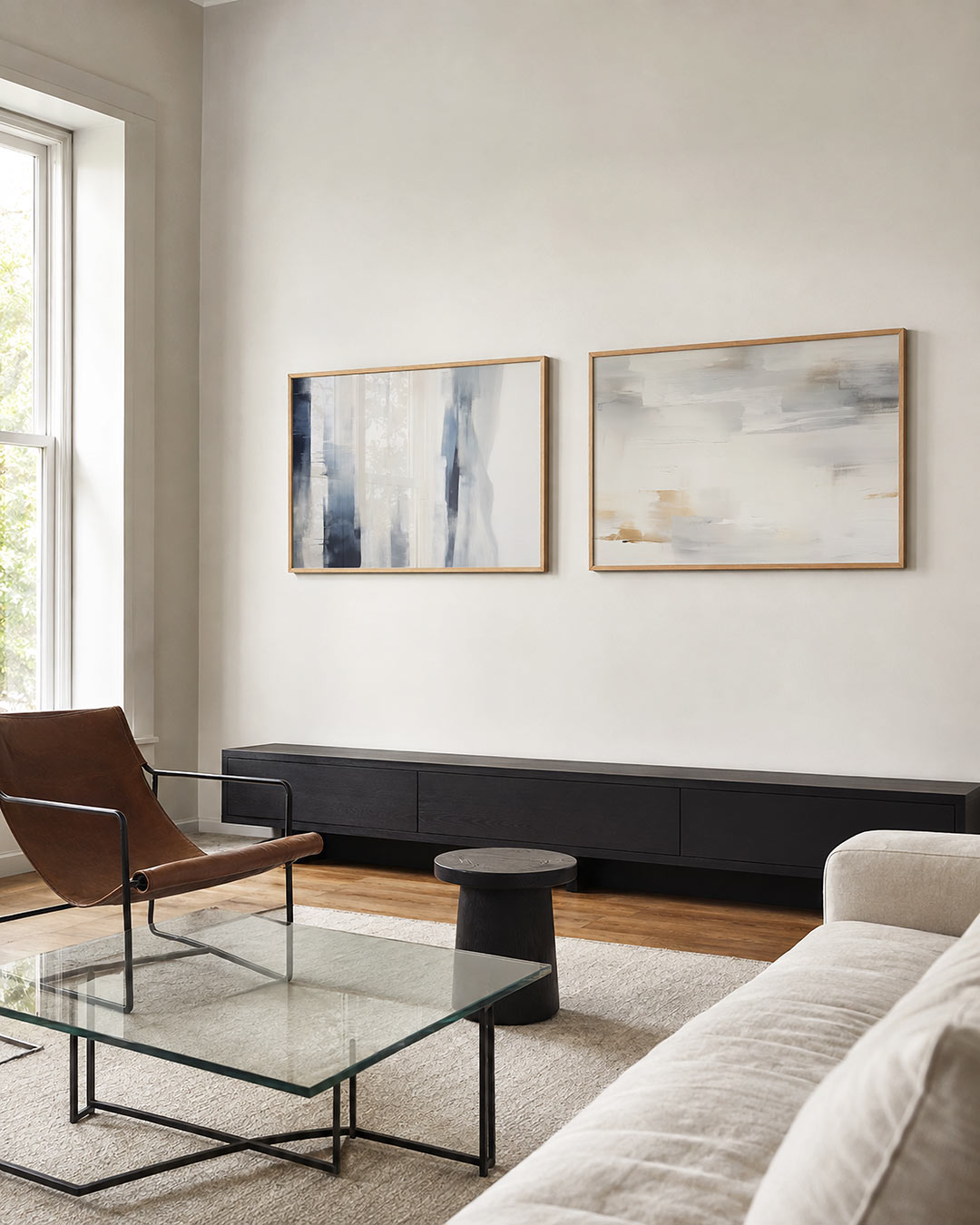 Twee liggende posters met een spel van verticale kleurvlakken in grijs en wit, aan de muur in een interieur