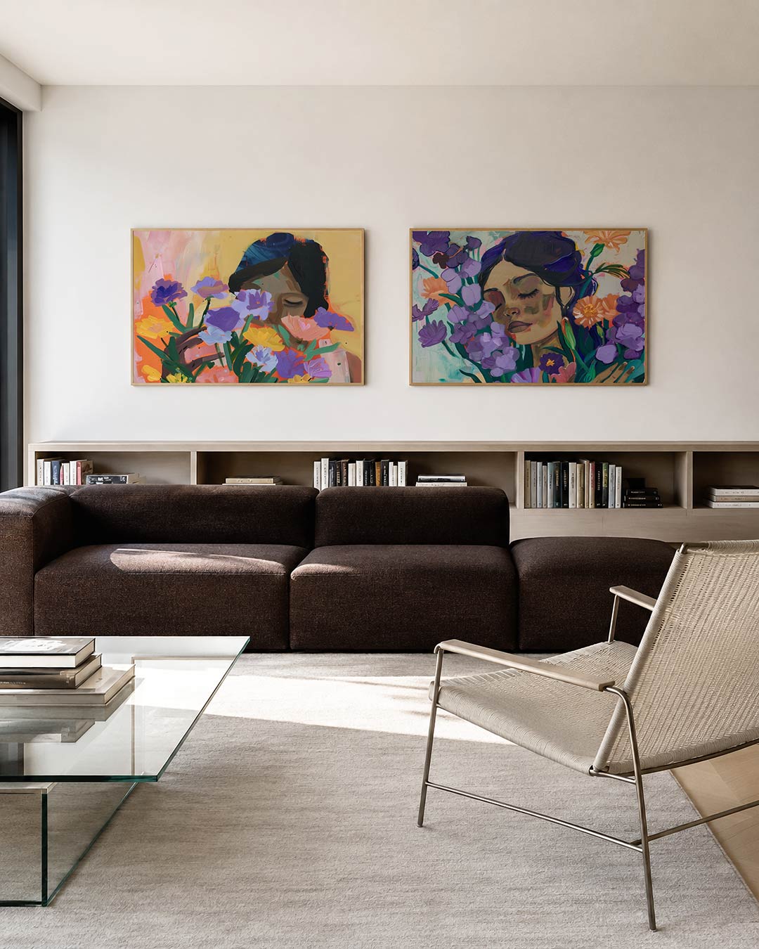 Interieurpresentatie van twee posters met levendige bloemen in paars, geel en roze