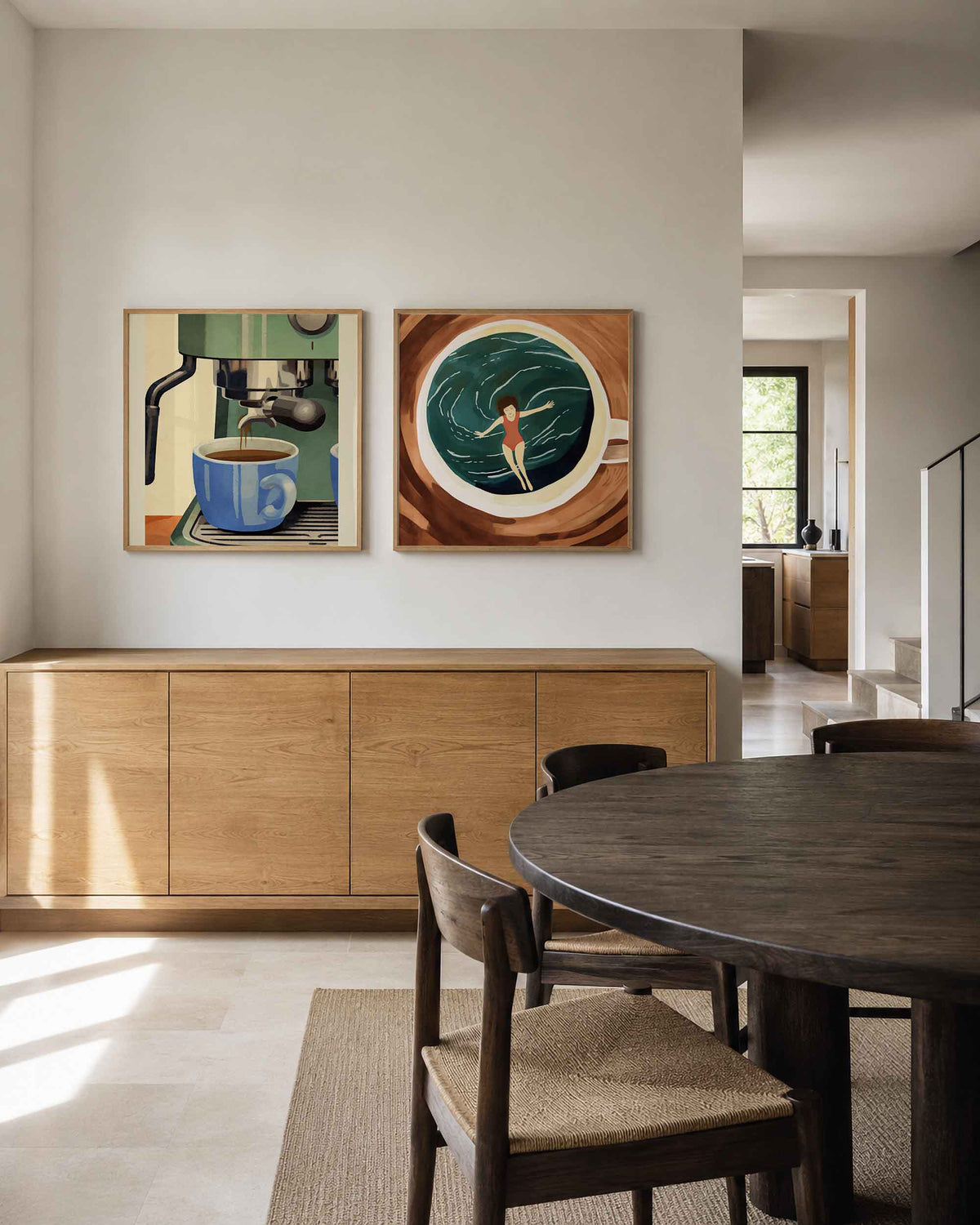 Interieurpresentatie van een tweedelige vierkante posterset met koffie en zwemmer