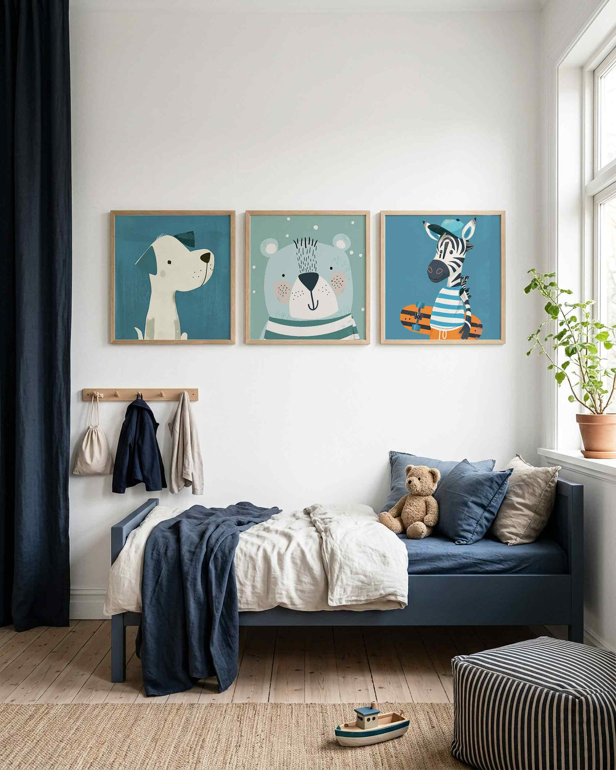 Interieurpresentatie van een driedelige vierkante posterset met dierenportretten