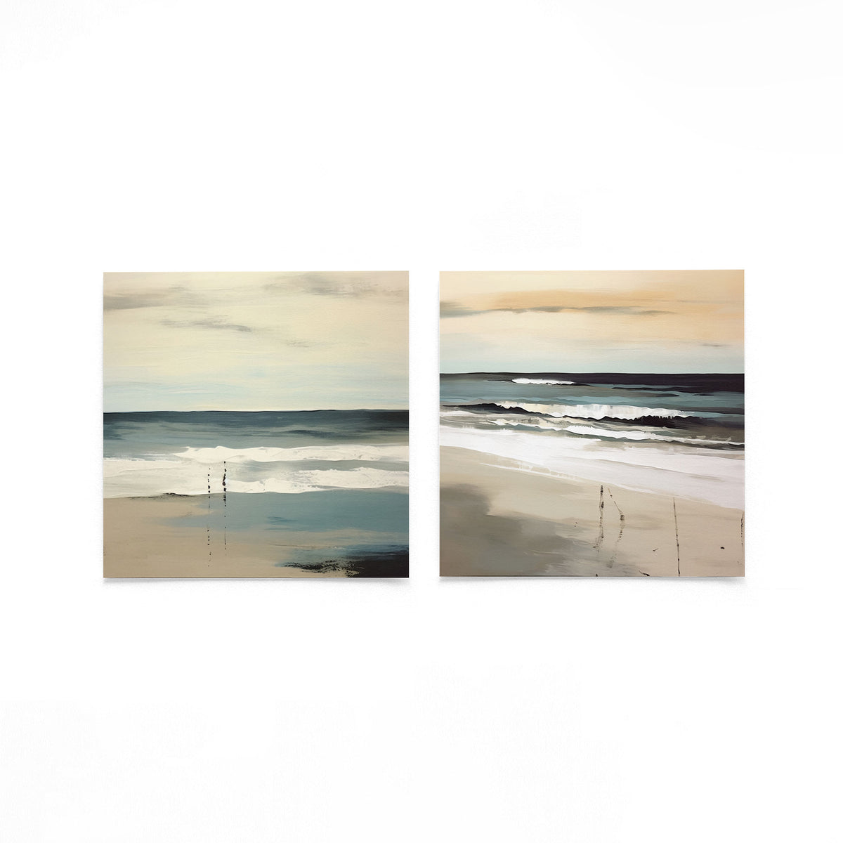 Twee vierkante posters met zee en golven op een gebroken witte achtergrond