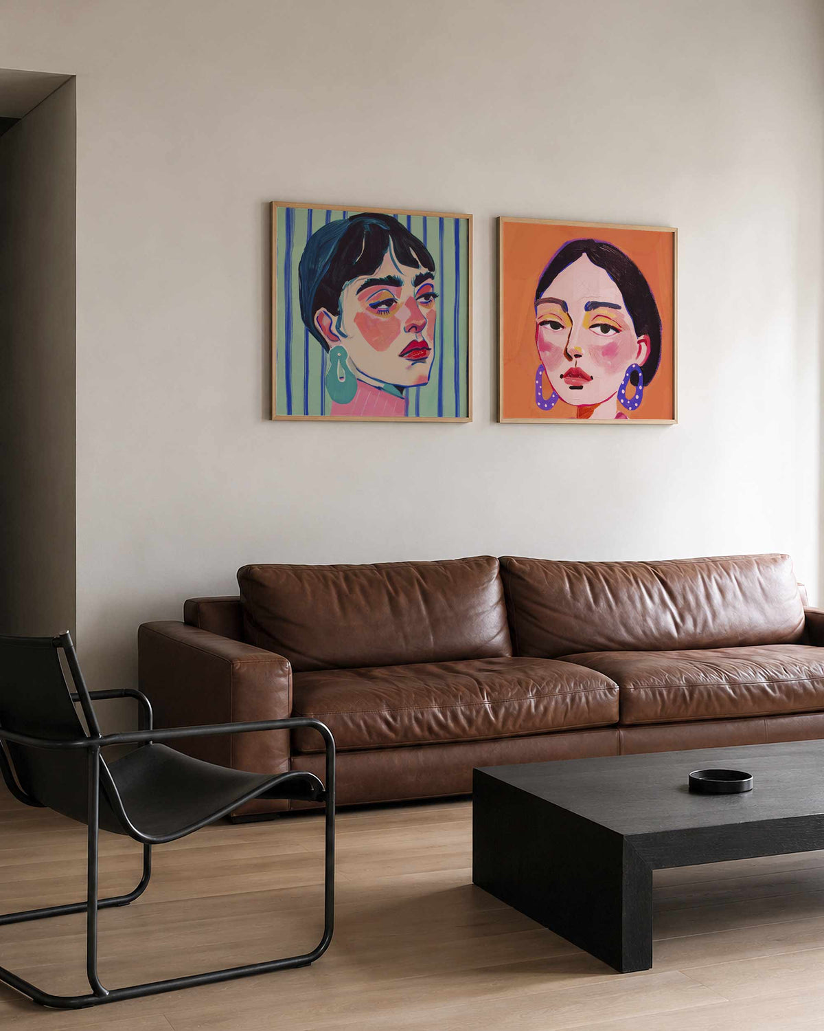 Interieurpresentatie van een tweedelige vierkante posterset met vrouwenportretten