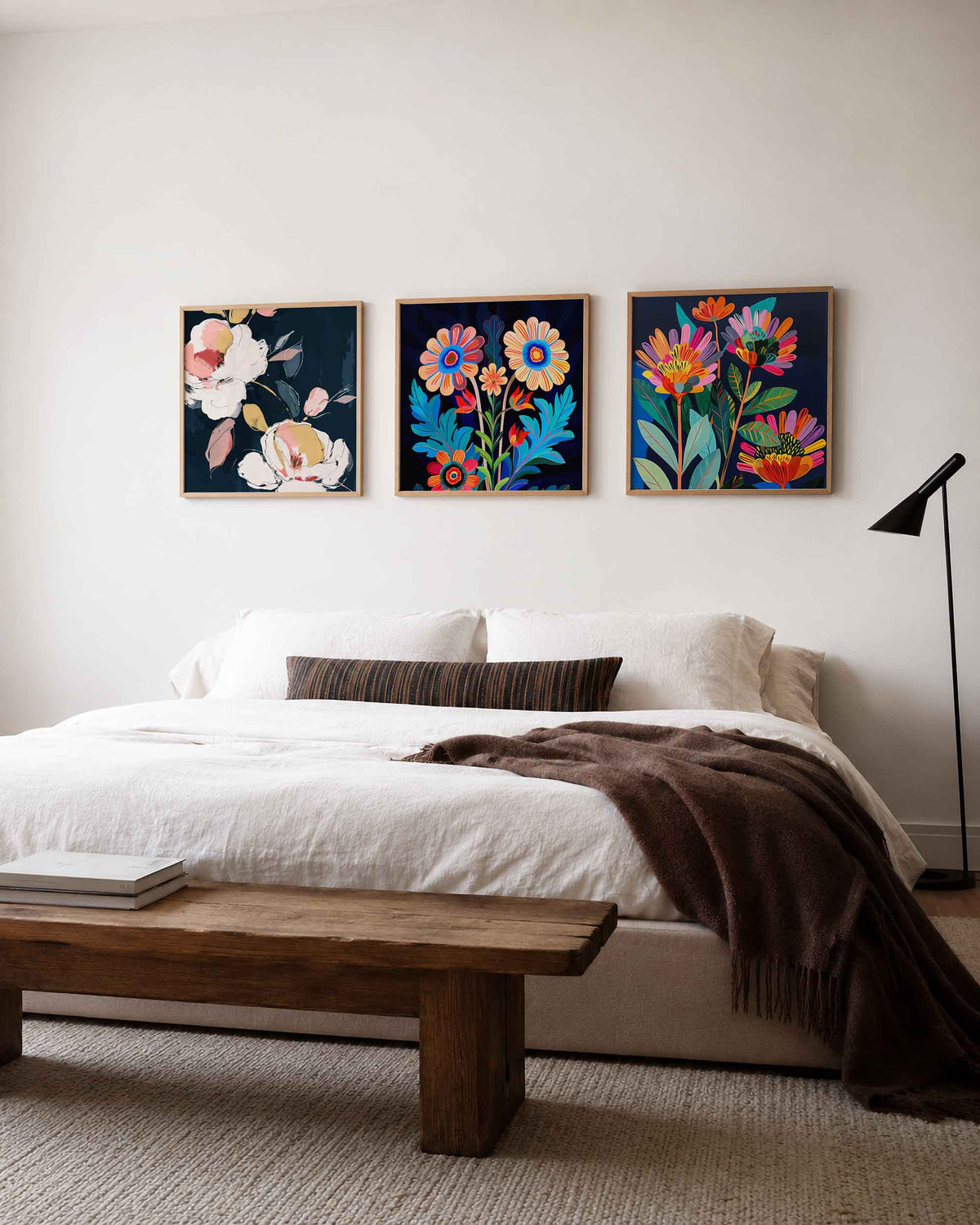 Interieurpresentatie van een driedelige vierkante posterset met kleurrijke bloemen