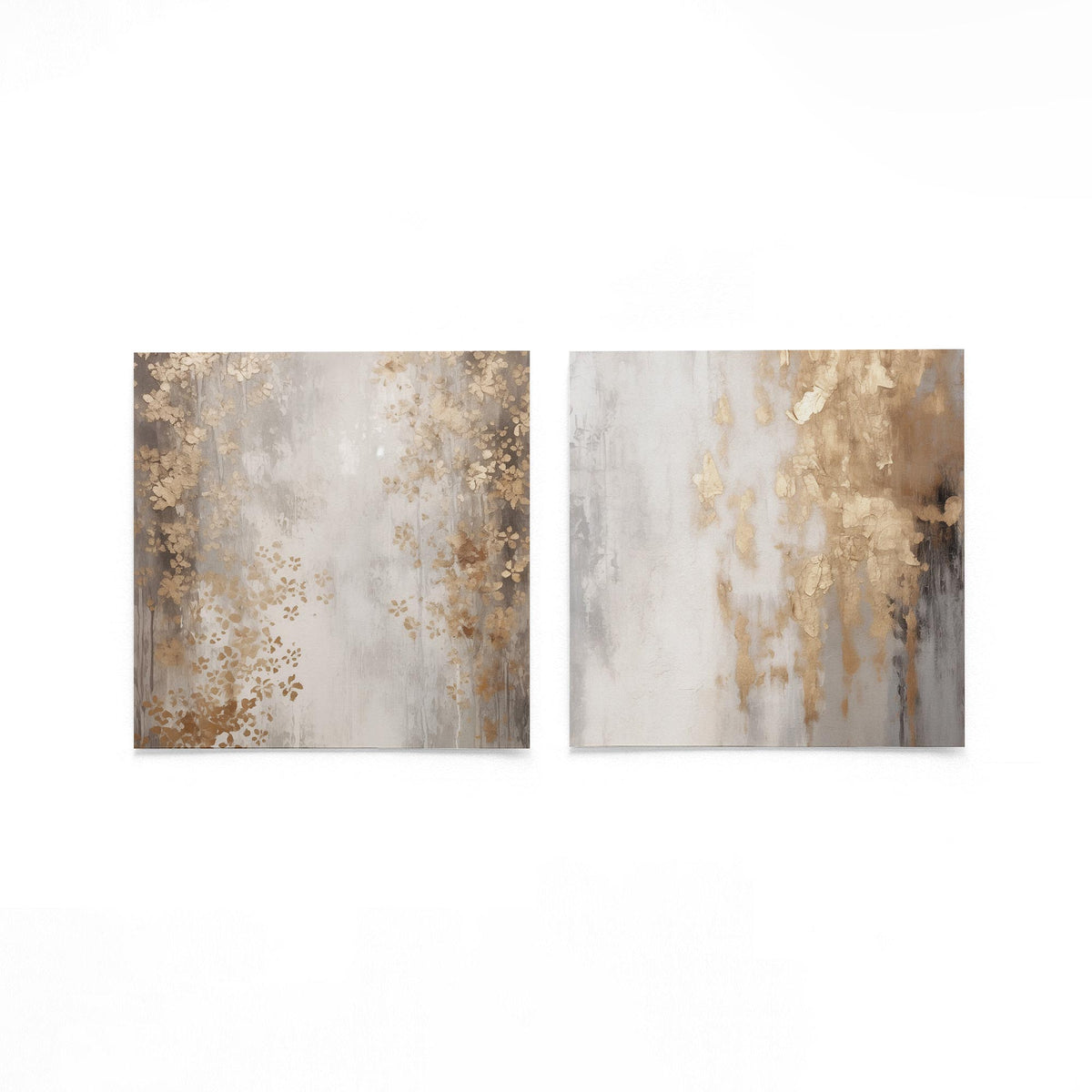 Twee vierkante posters met goudbeige vlekken op een gebroken witte achtergrond