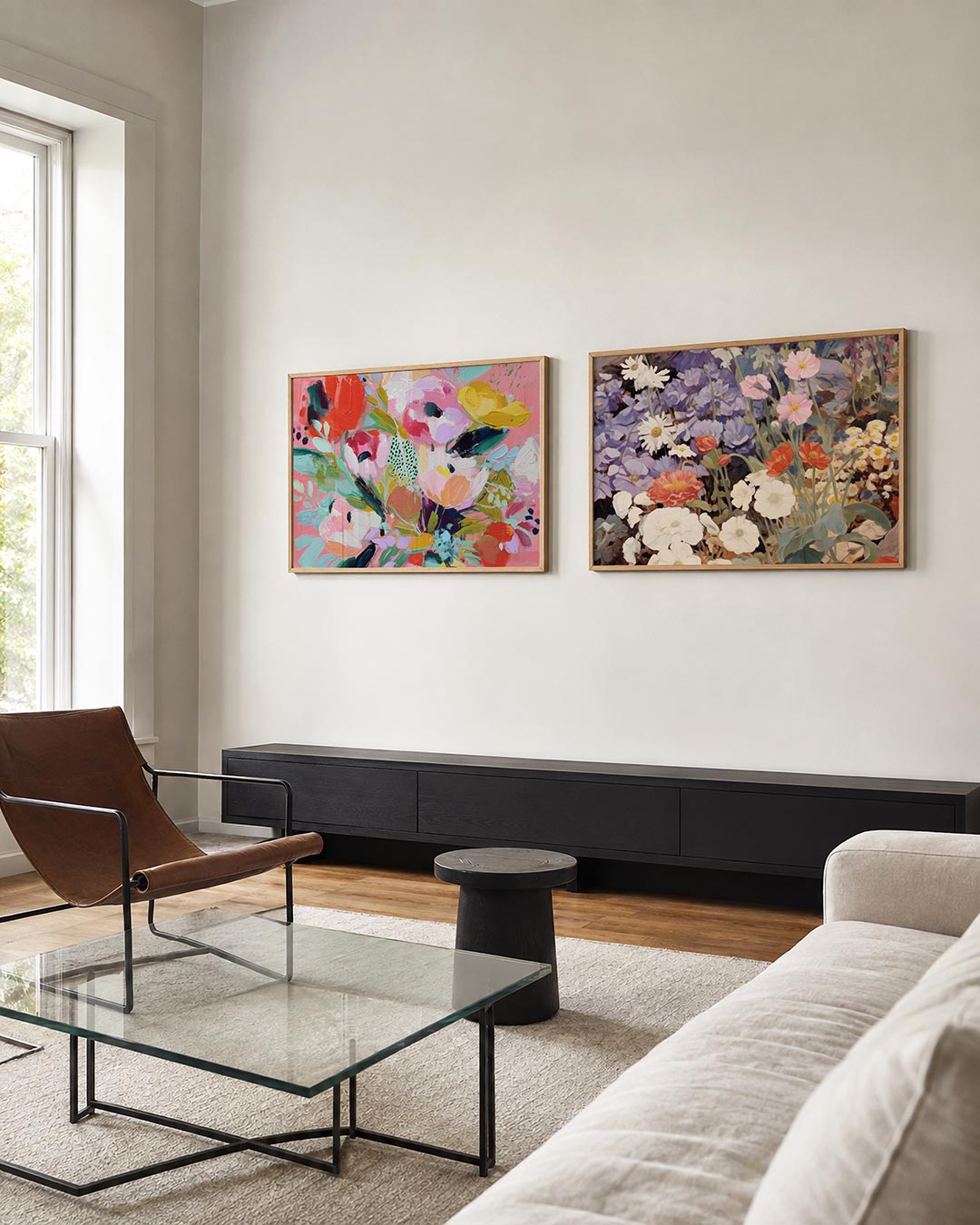 Twee liggende posters met bloemen in felle tinten, aan de muur in een interieur