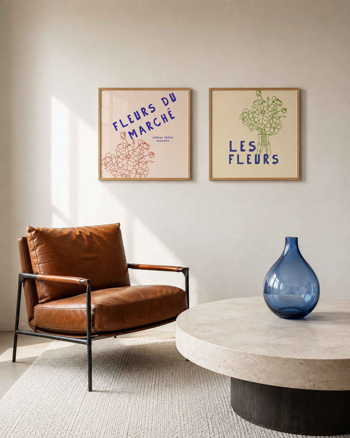 Interieurpresentatie van een tweedelige vierkante posterset met franse bloemen