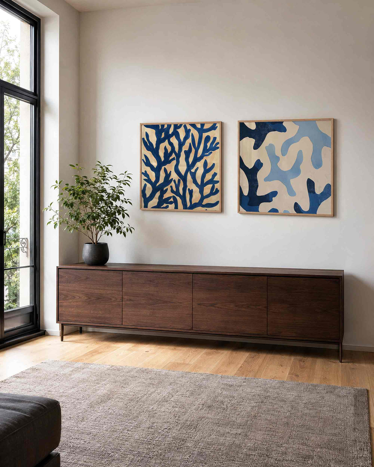 Interieurpresentatie van een tweedelige vierkante posterset met blauwe takken